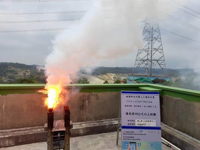 乘着北部午后对流机会，水利署在宝二等北部三水库进行地面人工增雨。(图：经济部水利署提供)