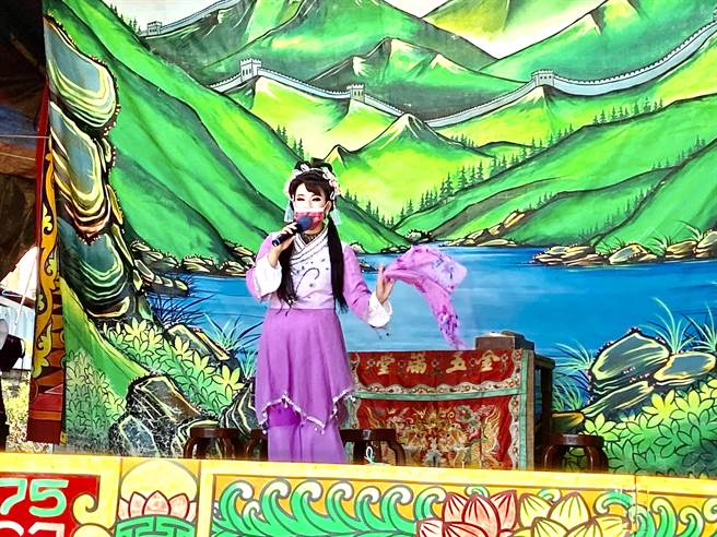 台中市万和宫字姓戏，演员戴口罩演出，妈祖也配合防疫。（卢金足摄）