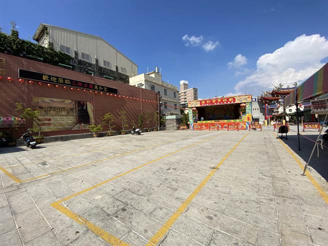 天气高温30多度，台中市万和宫字姓戏下午开演，广场观眾稀少。（卢金足摄）