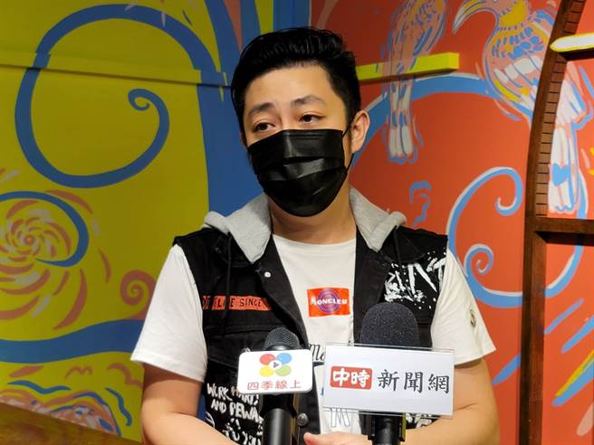 藝人艾成親自送便當到醫院，見醫護人員全副武裝疲憊樣超不捨。（照片/游定剛 拍攝）