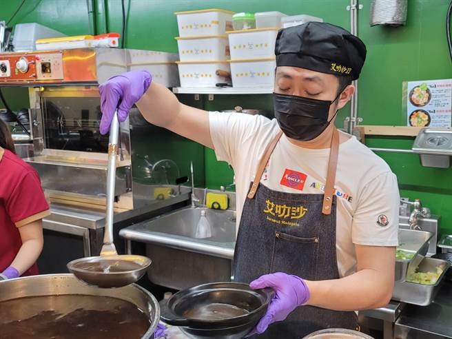 艾成挺醫護人員，親送便當盡自己微薄之力。（照片/游定剛 拍攝）