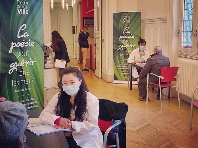 近期巴黎解封，法国巴黎市立剧院「为你读诗」团队到施打疫苗现场，在15分钟的观察等候期为民眾读诗。（摘自法国台湾协会脸书）