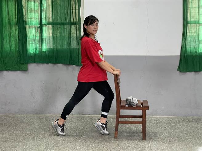 桃园市教育局重视学生居家期间健康，在直播课程中每日特别安排体育课，带领学生轻松居家做运动，保持身心健康。（蔡依珍摄）