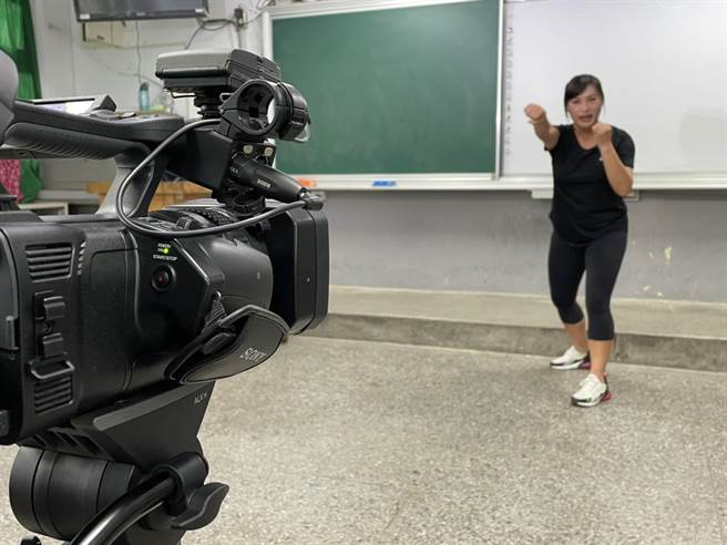 桃园市教育局重视学生居家期间健康，在直播课程中每日特别安排体育课，带领学生轻松居家做运动，保持身心健康。（蔡依珍摄）