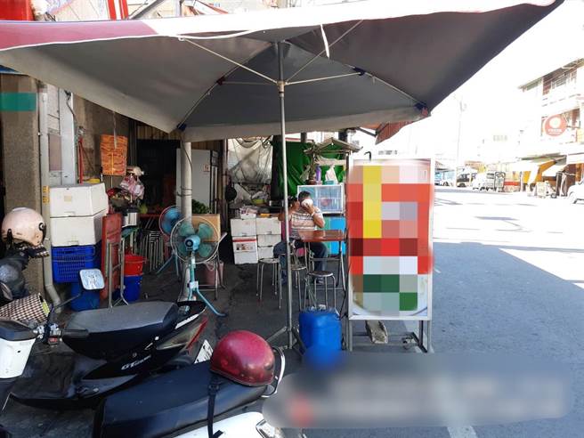 小吃业者摆放桌椅供民眾内用遭卫生局开罚1万5000元。（嘉县政府提供／张亦惠嘉县传真）