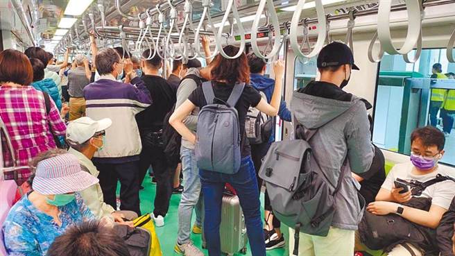 重症医师黄轩提醒，除了戴好口罩、加强消毒外，别忘了身上穿的衣物也会残留病毒。（示意图／中时资料照）