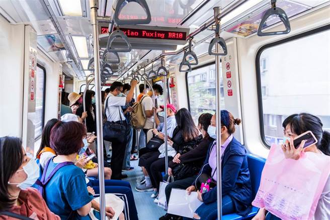 重症医师黄轩点出，出入公共场合，最容易沾到病毒的部位就是会和座椅接触到的裙子和裤子。（示意图／Shutterstock）