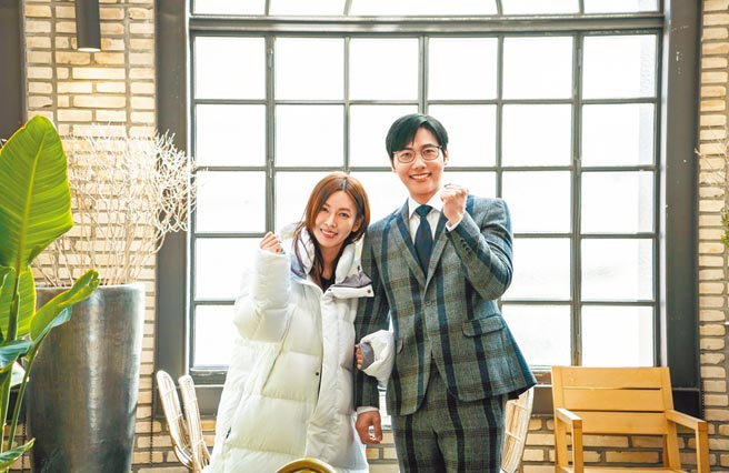 李尚禹（右）客串《世上最漂亮的女儿》，力挺老婆金素妍。（中天娱乐台提供）