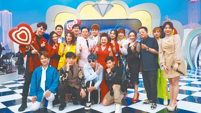 主持人白冰冰（中间红衣）发愿《我爱冰冰Show》收视破3穿比基尼庆功。（中视提供）