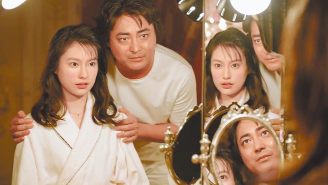 山田孝之（右）在《AV帝王：第２季》呈現突破尺度的演出。（Netflix提供）