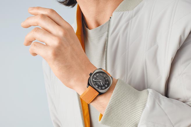 爱马仕的腕表以高CP值着称，今年新登场的H08腕表，钛金属DLC橡胶表带款，17万6000元。（HERMES提供）