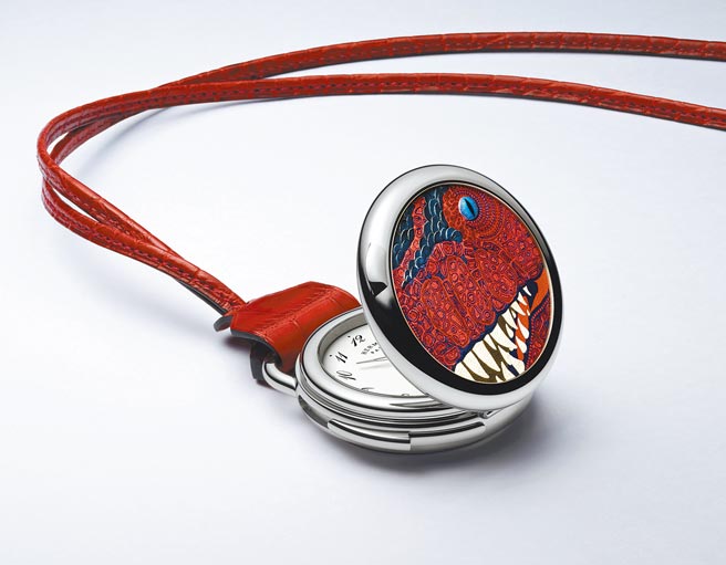 爱马仕Arceau Pocket  Aaaaargh! 飞行陀飞轮三问怀表，1035万2800元。（HERMES提供）