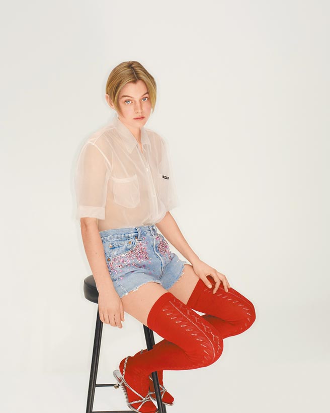 艾玛柯琳演绎Upcycled by Miu Miu Levi’sR 合作系列。（miu miu提供）