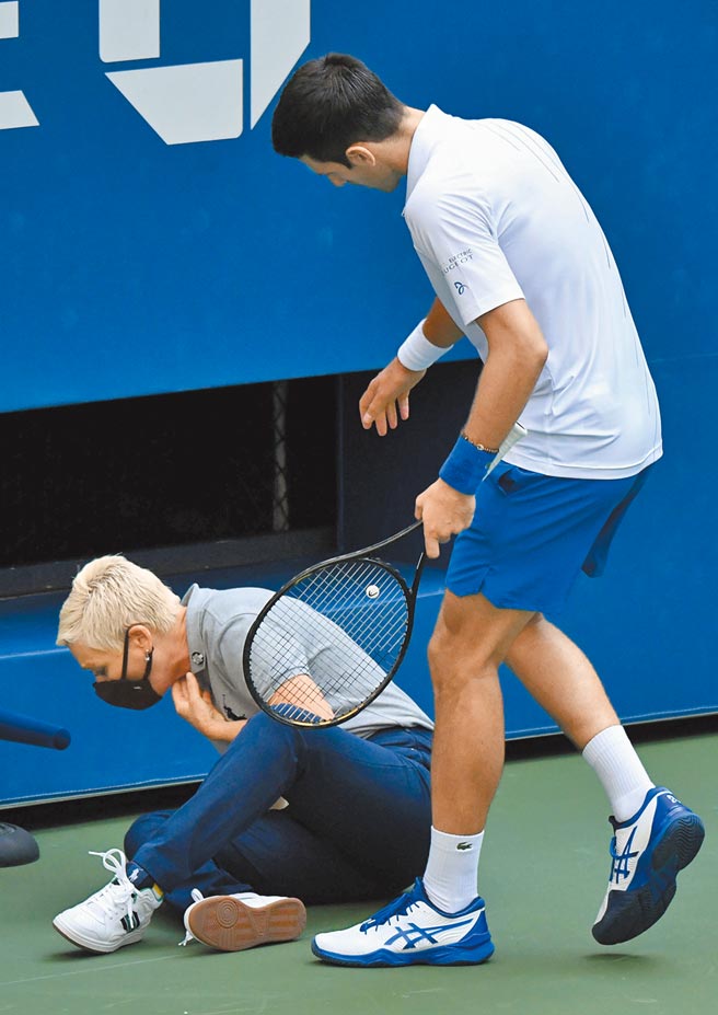 球王乔柯维奇（右）去年美网不慎将球击中线审，虽然当下致歉关切，仍被判失格出局。（路透）