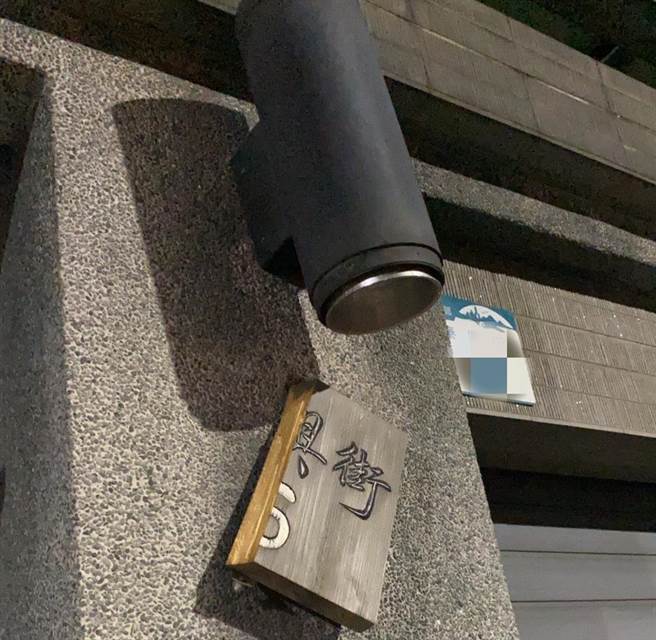 林女手持砖块敲打姑姑家大门，砸毁木质门牌及推倒盆栽、拆下不銹钢信箱丢地上。(戴志扬翻摄)