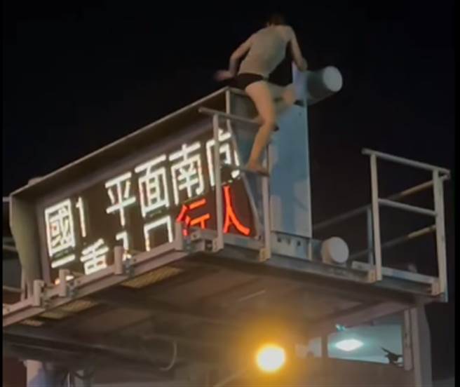 女子爬上高8公尺的电子告示牌。（照片来源：记者爆料网）