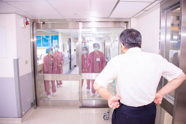 台北市长柯文哲到医院视察画面。(取自柯文哲脸书)