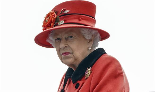 据说英国女王伊莉莎白二世（Elizabeth II）曾同意孙子哈利制作心理卫生节目，图为她2021年5月22日在朴茨茅斯海军基地（Portsmouth Naval Base）视察「伊莉莎白女王」号（HMS Queen Elizabeth，R08）航母的神情。（达志图库/TGP）
