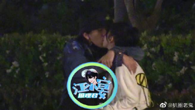王大陆和蔡卓宜在路边激吻。（图/翻摄自微博）