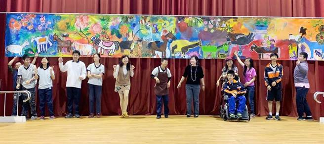 中特繪畫班慢飛天使，與他們豐富又繽紛多彩的10碼大畫布作品，格外生動活潑。（萬和宮提供）