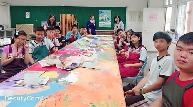 中特繪畫班慢飛天使，齊聚一堂，享受快樂的時光。（萬和宮提供）