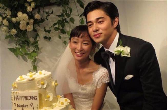 东出昌大因出轨而离婚，被爆给3名子女的抚养费超少，且至今还没付过，让前妻杏备受打击。(翻摄自东出昌大IG)

