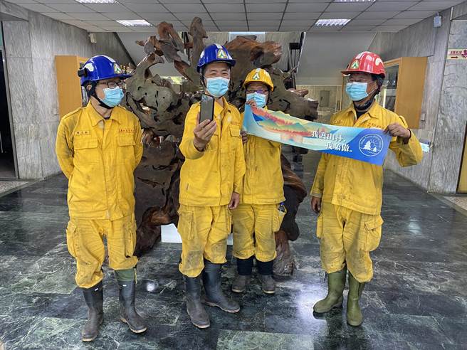 林務局長林華慶原本要親自前往迎接慰勉，但考量疫情防範避免跨區移動，改以手機與指揮官賴龍輝及森林護管員視訊問候。（嘉義林管處提供／張亦惠嘉縣傳真））