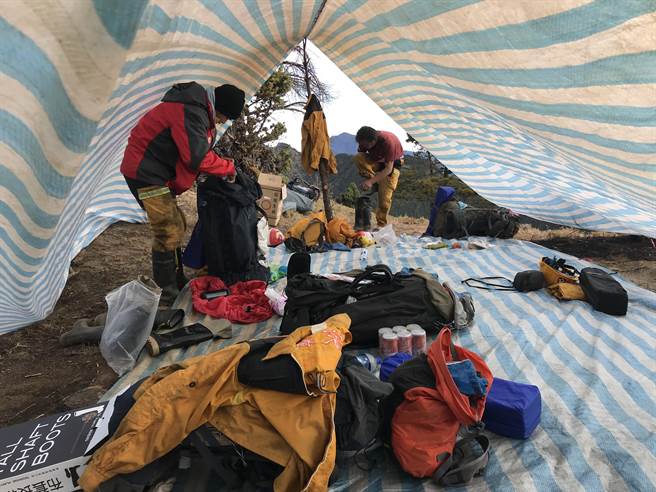 打火現場的簡易休息空間。（嘉義林管處提供／張亦惠嘉縣傳真）