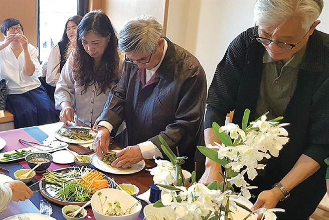 以春盘细生菜搭配味无味养生饮品，独特的午茶飨宴让人难以忘怀。（图╱味无味、旅奇传媒提供）