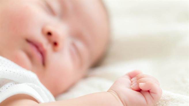 大陆一名女婴因脸上被隐翅虫的毒液沾到，差点毁容。图片为示意图非本人（图／shutterstock）