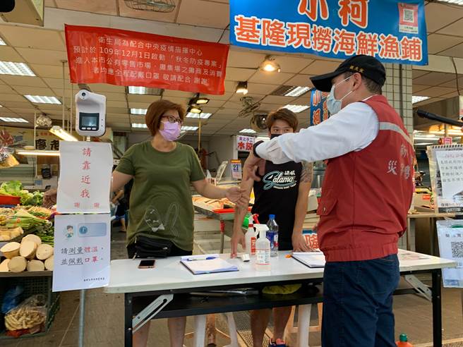 新北市土城区今成立热区防疫中心，针对辖内6里强化防疫措施，区公所每日将派出90人居家关怀，警方也将出动24人次警力在热区内寻查。（土城分局提供）