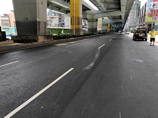 女騎士疑壓到舊報紙倒地，慘遭後車輾過。（翻攝畫面）