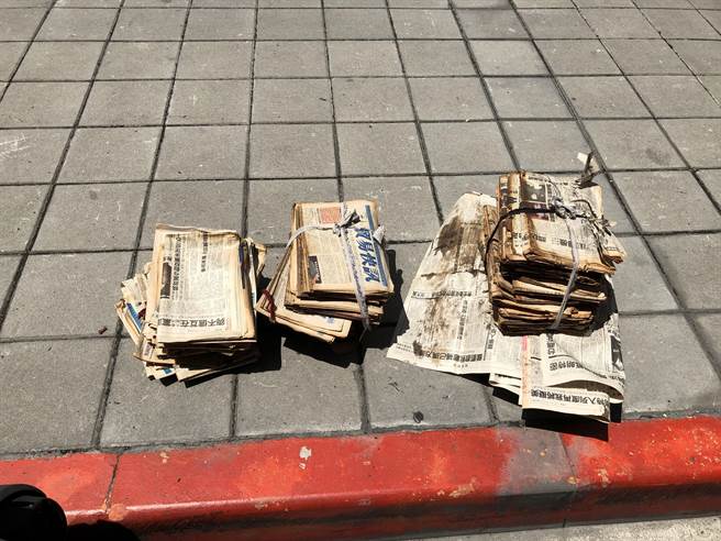 女騎士疑壓到舊報紙倒地，慘遭後車輾過。（翻攝畫面）