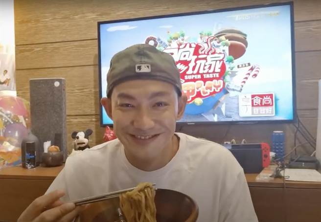 威廉直播时大啖牛肉麵。（TVBS提供）