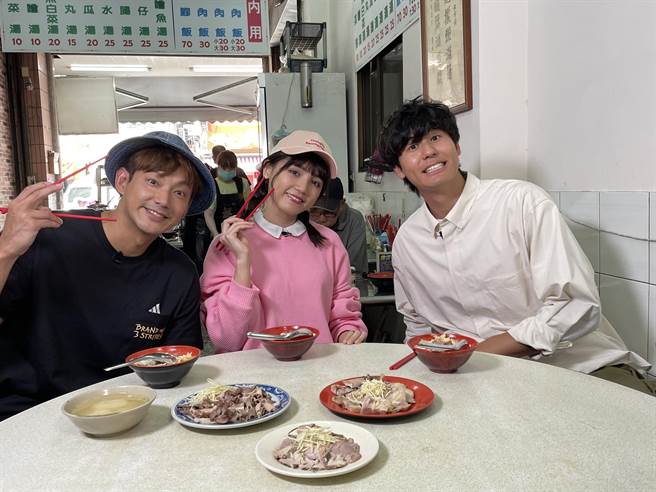 威廉直播时想念主持搭檔风田跟朵拉。（TVBS提供）