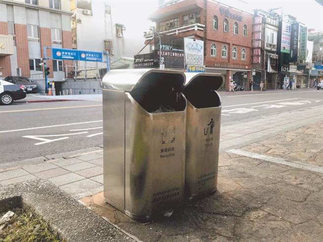 议员陈怡君呼吁，全面封闭行人专用垃圾桶，降低环保人员染疫风险。（本报资料照片）
