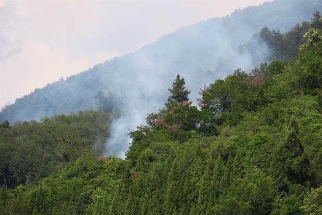 大梨山环山部落对面山头冒出浓浓白烟，空勤直升机紧急出动投水抢救。（民眾提供／王文吉台中传真）