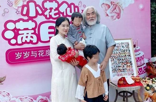 张纪中一家五口。（图／翻摄自凤凰网娱乐微博）