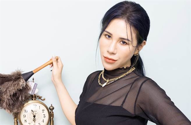 网红「丹妮裱姐」爆料管理民宿的朋友，最近订单超多生意超好，痛骂这些坐不住的台湾人真的很不OK。(翻摄自丹妮婊姐星球脸书)