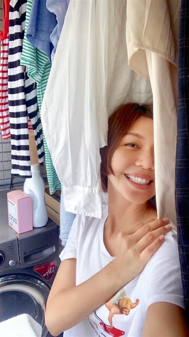 于子育自曝超爱洗衣服。（摘自脸书）