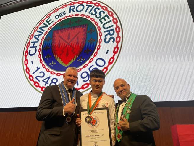 醒吾科大餐旅管理系黄家祥同学获得2021年JCR世界年轻厨师菁英赛第三名的照片。(戴志扬翻摄)