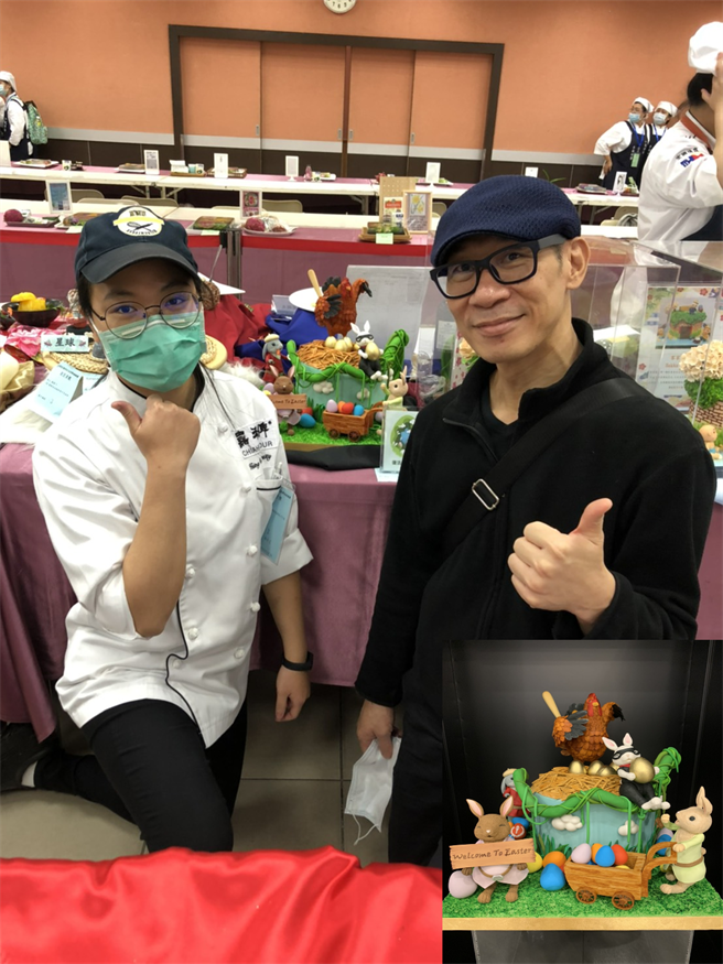 ：醒吾科大餐旅系林佳芃同学(左)及指导老师宋应欣(右)与2020年NTT国际创意美学技能竞赛国际翻糖蛋糕装饰展示完成组金牌作品合影。(戴志扬翻摄)