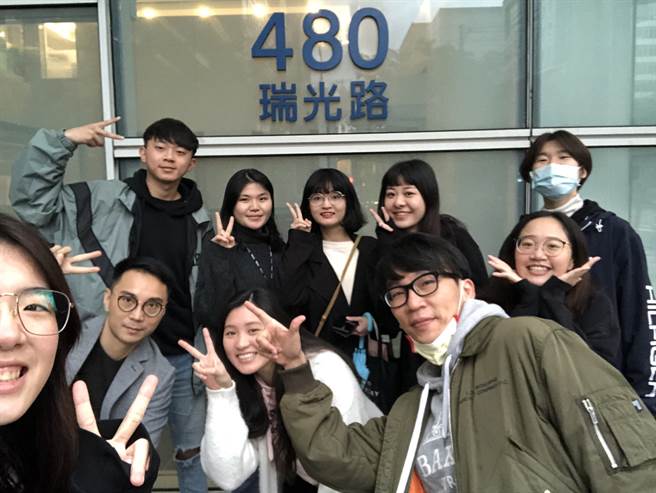 醒吾科大新媒体传播系陈佳春同学在TVBS实习(后排左二)，与一同实习同学及同事在公司门口合影。(戴志扬翻摄)