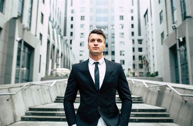 狮子座、天秤座、双子座男性天生超会撩妹，不仅嘴巴很甜，还会时不时用亲昵举动勾引异性。（图／Shutterstock）
