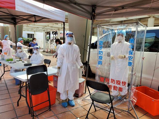 云林县第一类接种对象医事人员就有8314人还未接种疫苗，图为斗南火车站前值行快筛任务的医疗人员。（周丽兰摄）