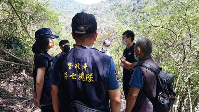南投林管处人员及保7总队第6大队员警，劝导游客不要在彩蝶瀑布戏水。（南投林管处提供／廖志晃南投传真）