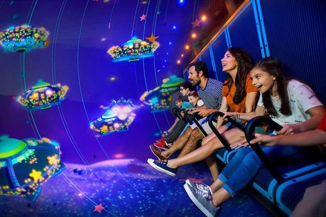 （位于美国加州乐高乐园、由智崴所打造的Master of Flight飞行剧院，27日开幕。图／智崴提供）