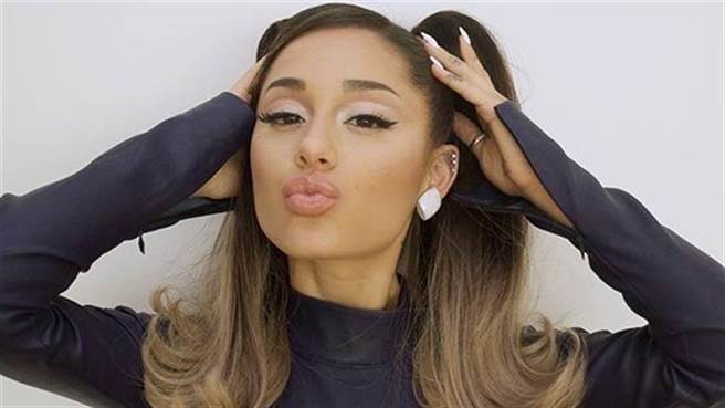 美国乐坛小天后亚利安娜（Ariana Grande）5月中低调嫁道尔顿戈梅兹（Dalton Gomez）。(图/ 摘自Ariana Grande IG)