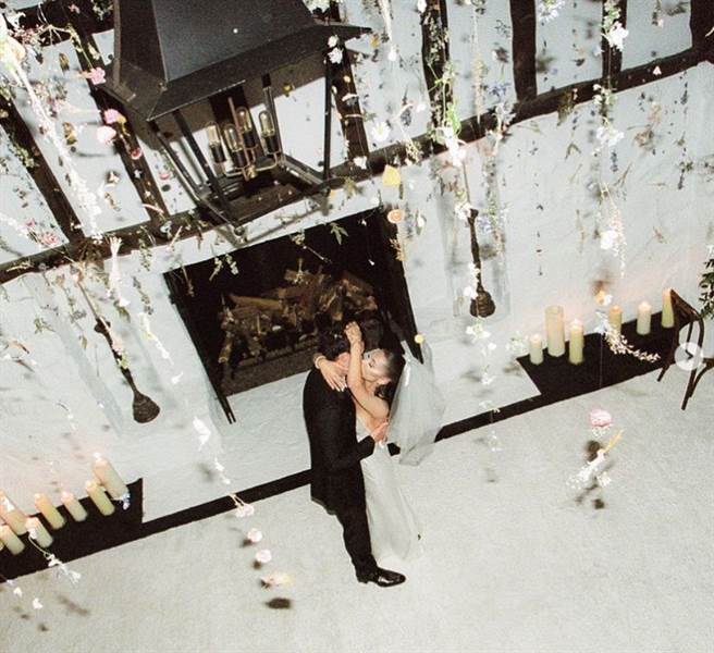 亚莉安娜26日公开结婚照。(图/ 摘自Ariana Grande IG)