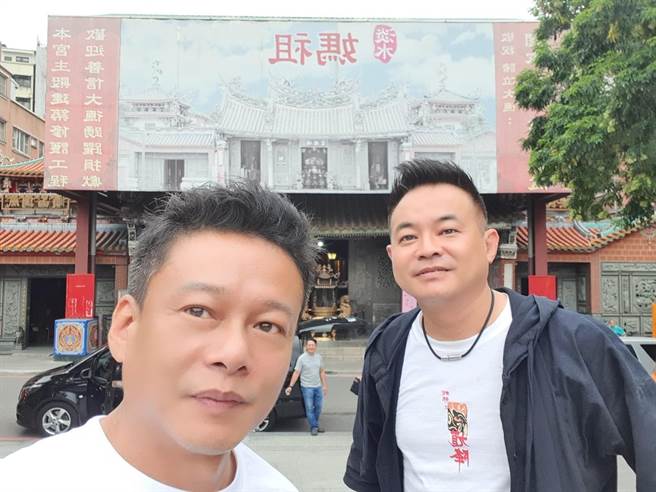 李康生（左）和《粽邪》监制邹介中因合作电影培养出好感情。（华影国际提供）